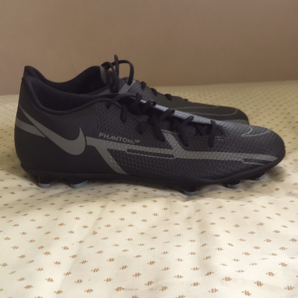 Women’s size 9 black Nike phantom soccer cleats